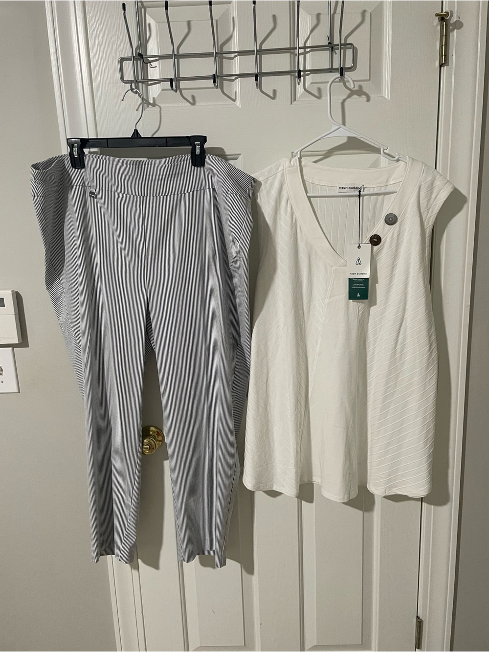Neon Buddha Sleeveless V-Neck Top nwt 3x & Light Gray Pinstripe Cropped Pants 3x